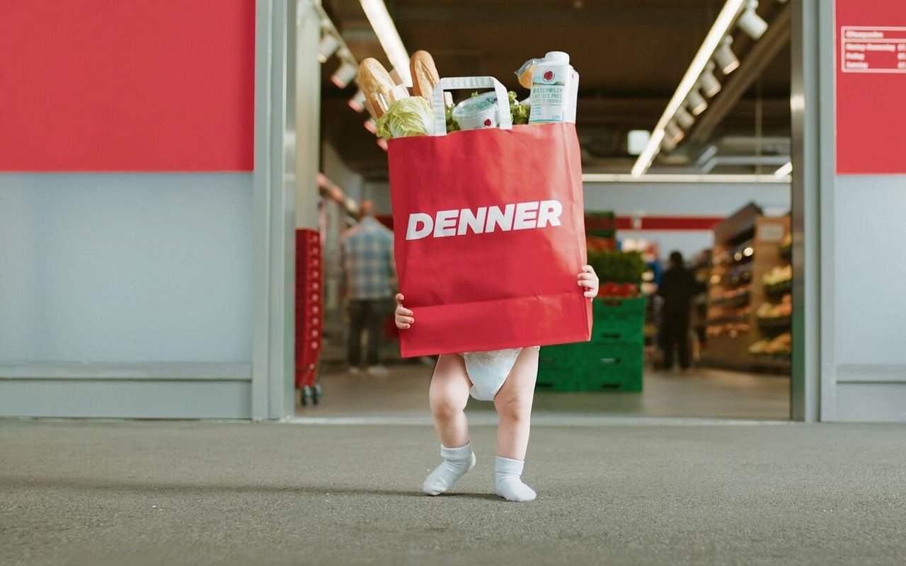 Die Wiesenmilch von IP-Suisse ist der rote Faden im neuen Werbefilm von Denner. 