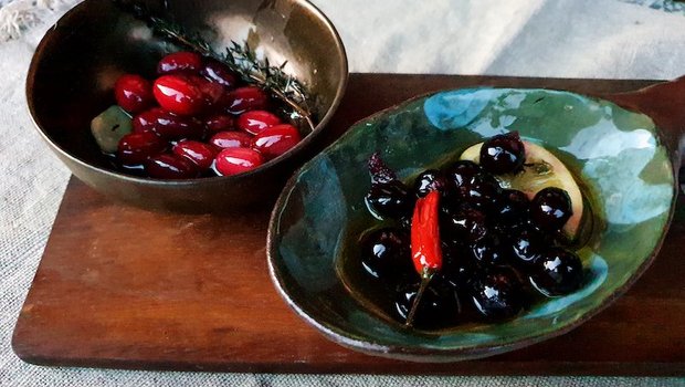 Echt schweizerisch: links falsche Oliven aus Kornelkirschen, rechts solche aus Schwarzdorn. Die eingemachten Wildfrüchte sehen nicht nur wie Oliven aus, sie schmecken auch so. (Bild Marie-Isabelle Bill)