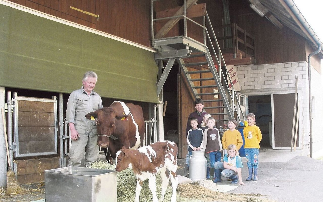 In ihrer Zeit als Bauer und Bäuerin zeigten Josef und Gertrud Zumsteg Schulkindern, was Kühe fressen und trinken. 
