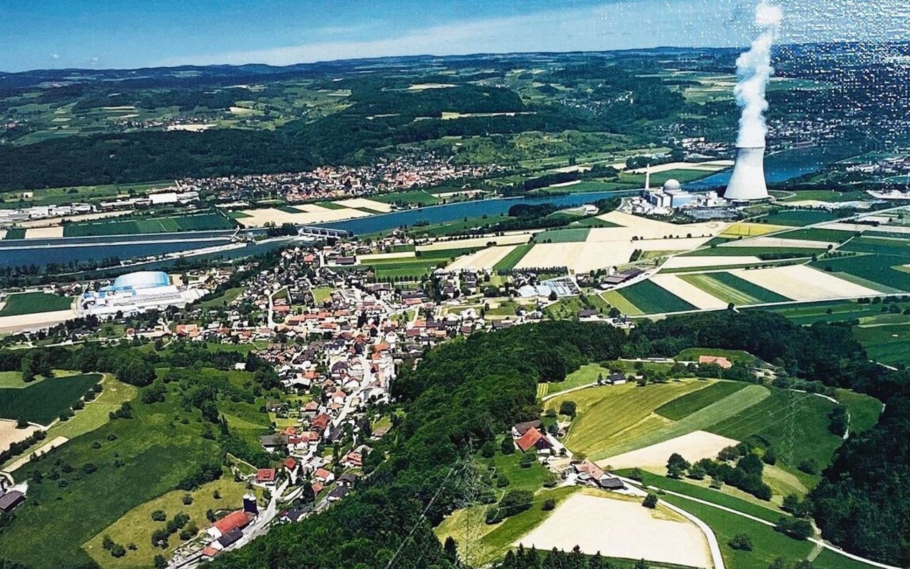 Die alte Heimat: In Faulensee BE hängen verschiedene Luftaufnahmen von Leibstadt AG an einer Wand.