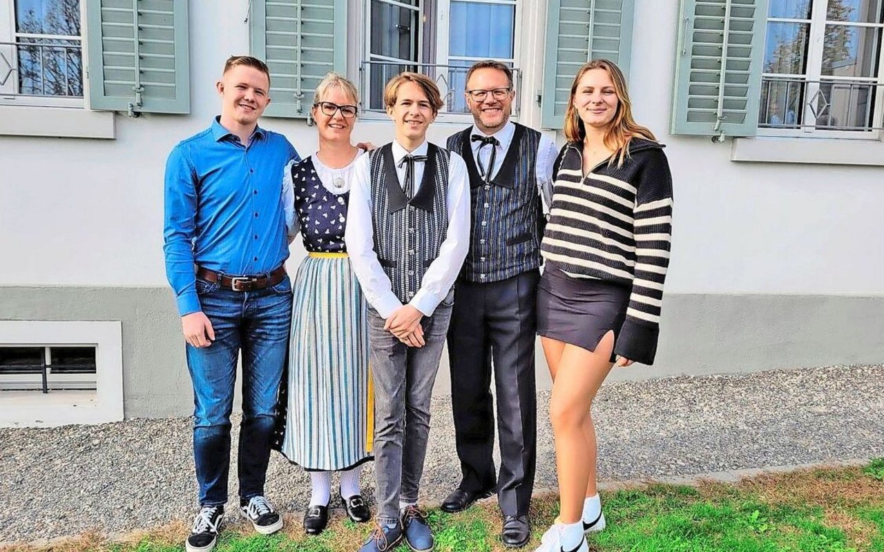 Familie Sturzenegger engagiert sich voll für das Trachtenfest: Sascha, Sissi, Luc, Hans Ulrich und Sue Sturzenegger (v. l.). 