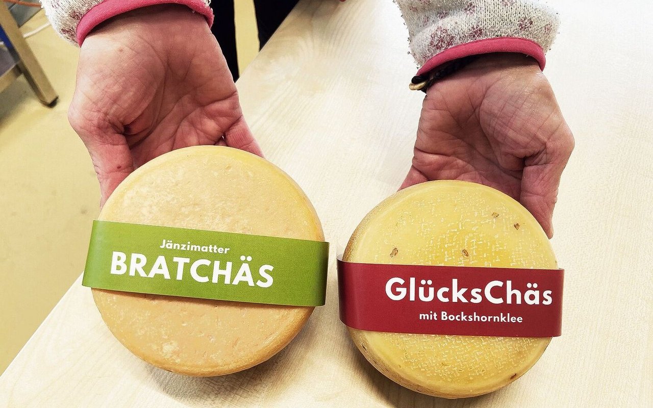 Käse von der Alp Jänzimatt. Wie die Glace und den Wurstwaren wird er direkt vermarktet.