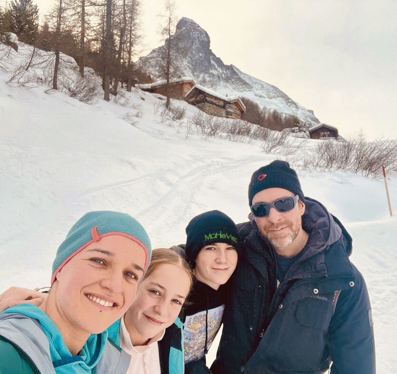 Nadine Perren mit Tochter Lucienne, Sohn Jean-Marie und Ehemann Robi vor dem Matterhorn (v. l.).