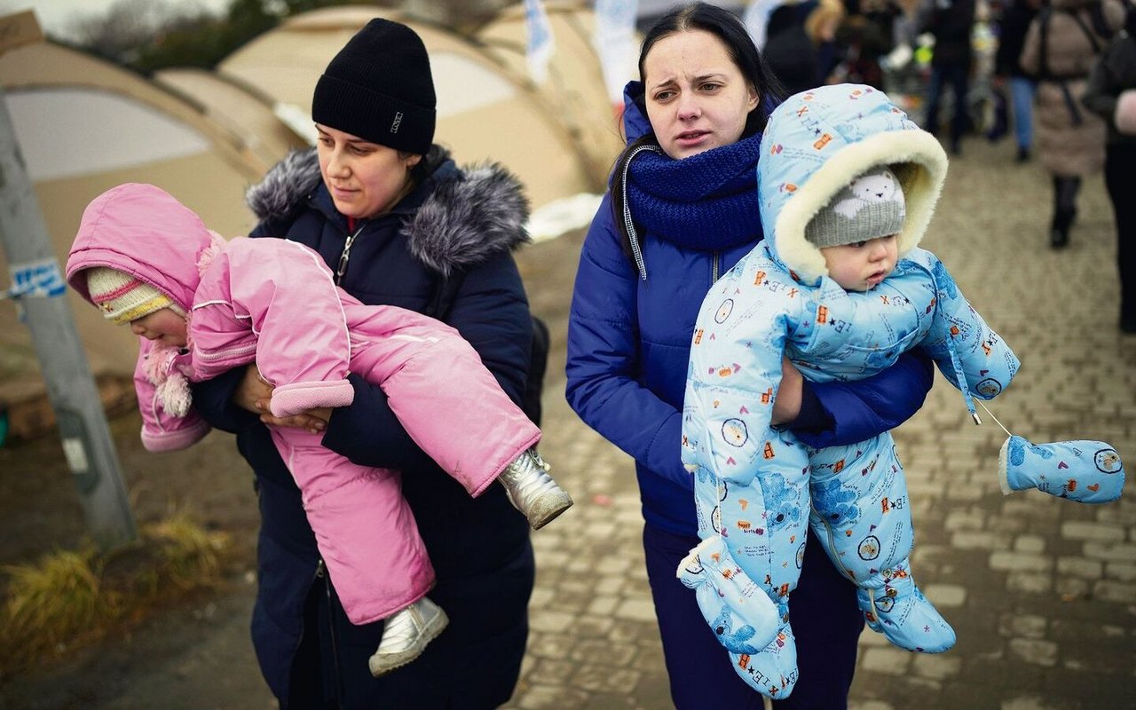 Diese zwei Frauen sind mit ihren Kleinkindern von der Ukraine nach Medyka in Polen geflohen. Die Aufnahme stammt vom 9. März 2022. 