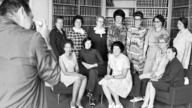 Ein historisches Bild: 1971 eroberten die Frauen den Nationalrat. Die ersten zwölf gewählten Nationalrätinnen der Schweiz vor der Linse des Fotografen. 