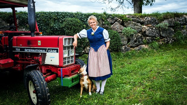 Landfrauenküche 2019 - Brigitte Inderbitzin Foto-Shooting mit Traktor (Bild: SRF/Ueli Christoffel)