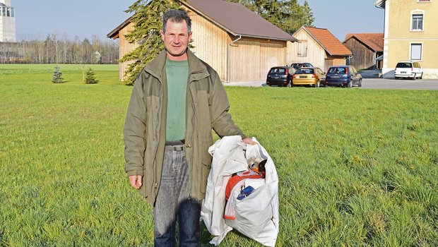 Patrick Wälchli führt in Bürglen einen Biobetrieb mit 30 ha Land. Auf den Wiesen entlang der Hauptstrasse könnte man täglich Abfall einsammeln. (Bilder Stefanie Giger)