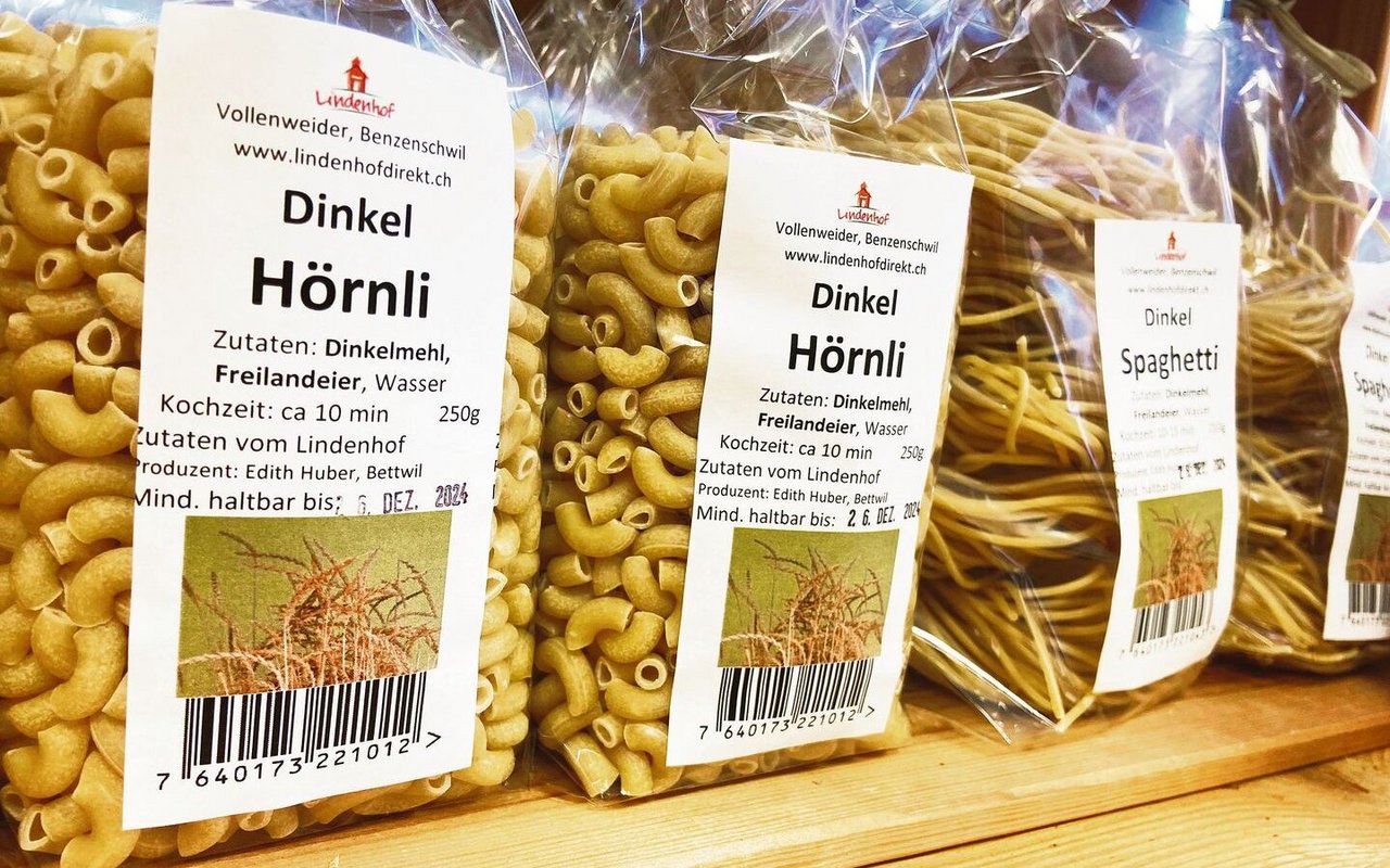 Zum Angebot gehören auch verarbeitete Produkte wie verschiedene Teigwaren, hier zum Beispiel Dinkel-Hörnli.