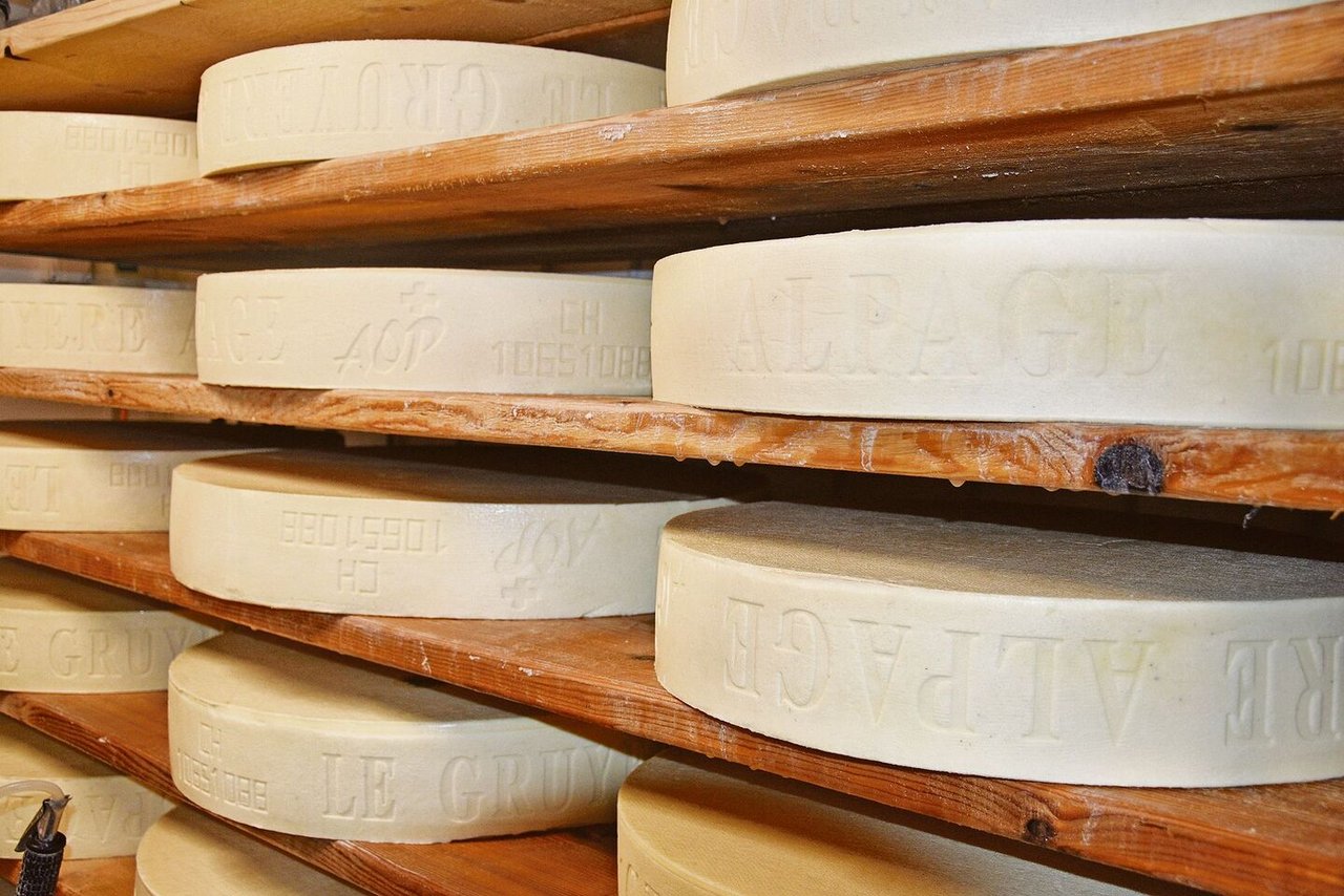 Im Käsekeller wird der Käse für zehn Tage auf der Alp gelagert. Danach kommt er zur weiteren Reifung ins Tal. 