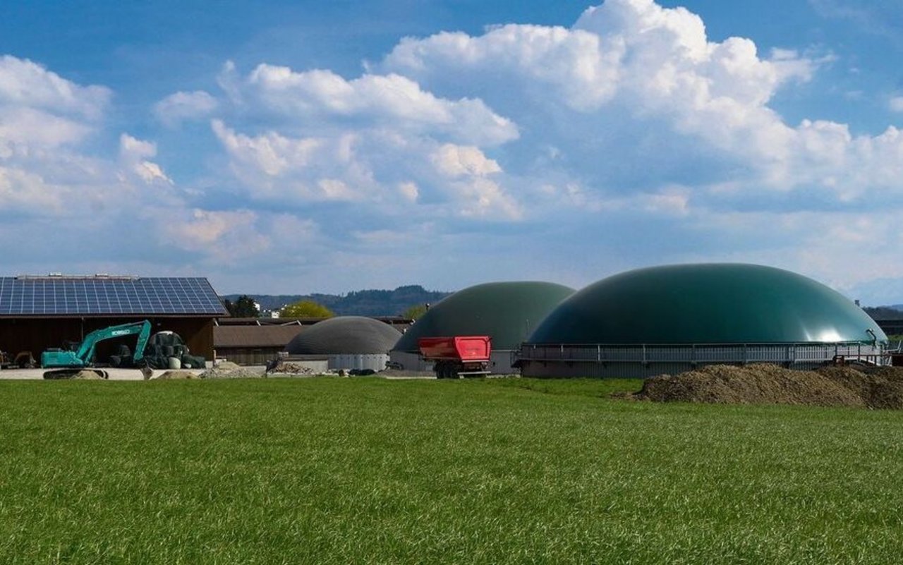 Ideale Kombination: Fotovoltaik- und Biogasanlagen auf dem Bauernhof. Zu prüfen seien künftig Zonen für erneuerbare Energien, um Konflikte mit der Raumplanung zu verhindern. 