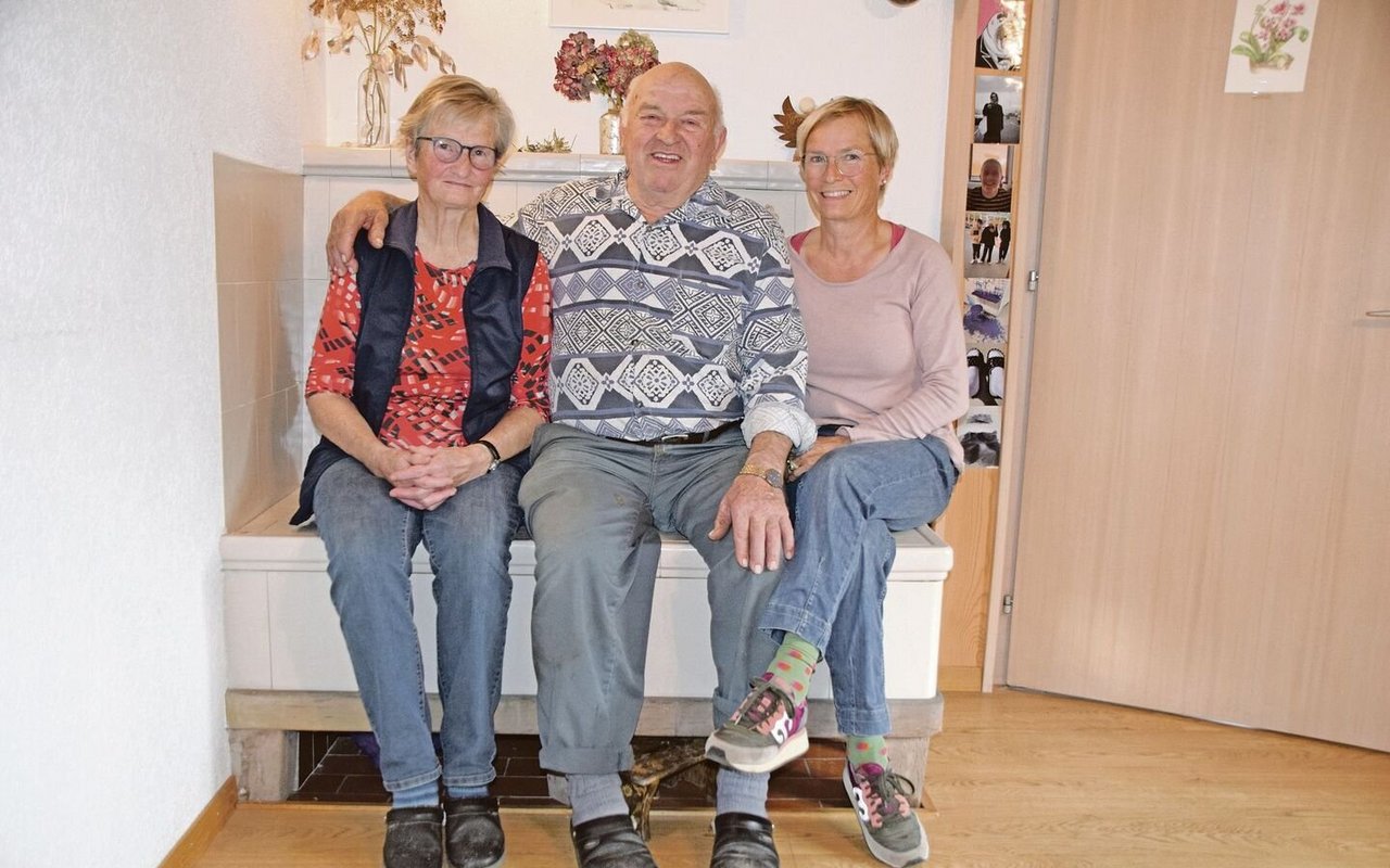Fritz und Eva Wälchli mit ihrer ältesten Tochter Monika Neuenschwander. Sie erzählen, wie es früher auf der Wäckerschwend war, als das Bauern noch ganz anders war.