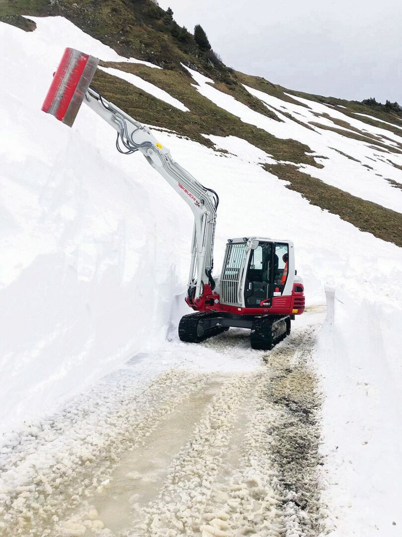 Wo noch Schnee die Strassen blockiert, wird er geräumt, damit weitere Arbeiten in Angriff genommen werden können. 