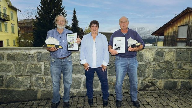 Präsidentin Christa Buchli mit den Alpmeistern des Jahres, Martin Plump beim Jungvieh (links) und Primus Cajochen beim Milchvieh.
