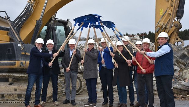 Spatenstich in Sempach, offizieller Start des Bauvorhabens (auf dem Foto: Verwaltungsrat und Geschäftsleitung der SUISAG, Bild zVg))