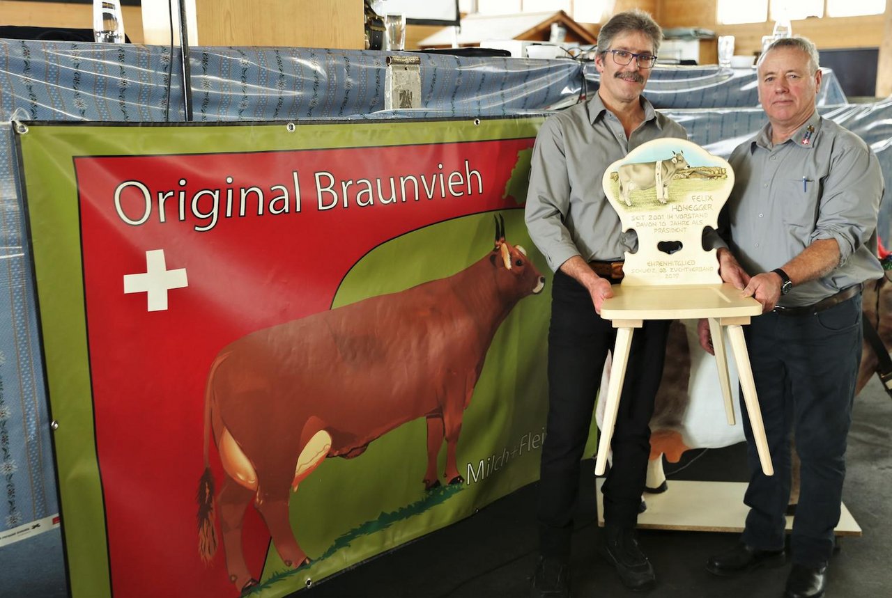 Wechsel auf dem Chef-Sessel beim Schweizerischen Original Braunviehzuchtverband: Andreas Anderegg (rechts) übernimmt von Felix Honegger. (Bild Reto Betschart)