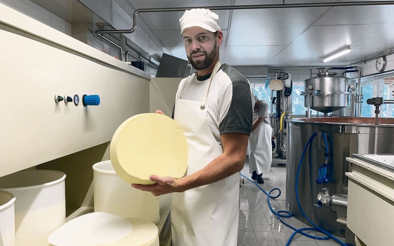 Florentin Spichtig beim Wenden der Käse-Mutschli.