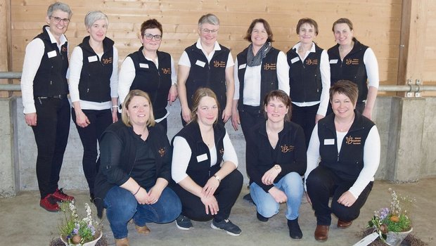 Die neue Präsidentin, Edith Camenzind (in der Mitte stehend), umringt von ihren Vorstandsgenossinnen der Schwyzer Bäuerinnenvereinigung.