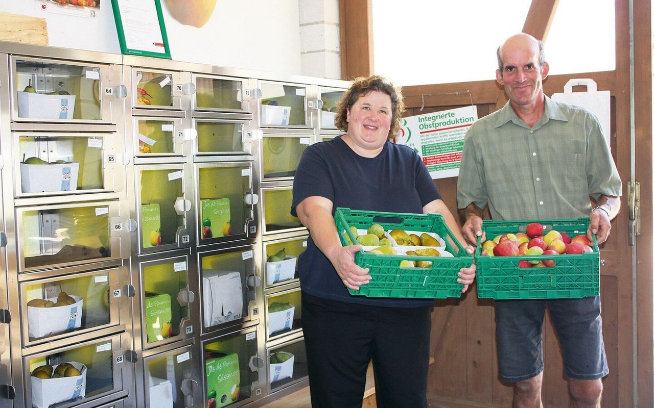 Susanne und Andreas Hedinger neben dem Verkaufsautomaten. Die Investition hat sich für das Bauernpaar gelohnt.