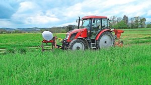 Stefan Brunner bring Stefan Brunner bringt eine Gründüngung mit Rottelenker per Fräse zur Rotte. Er betreibt auf seinen Flächen Acker- und Futterbau, weiter gehört eine Hektare Heidelbeeren zum Betrieb.