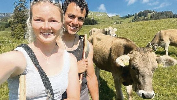 Schnell noch ein Selfie: Vanessa Meli und Bastian Kressig verbringen den Sommer auf der Alp Mädems mit 184 Rindern und Kälbern.