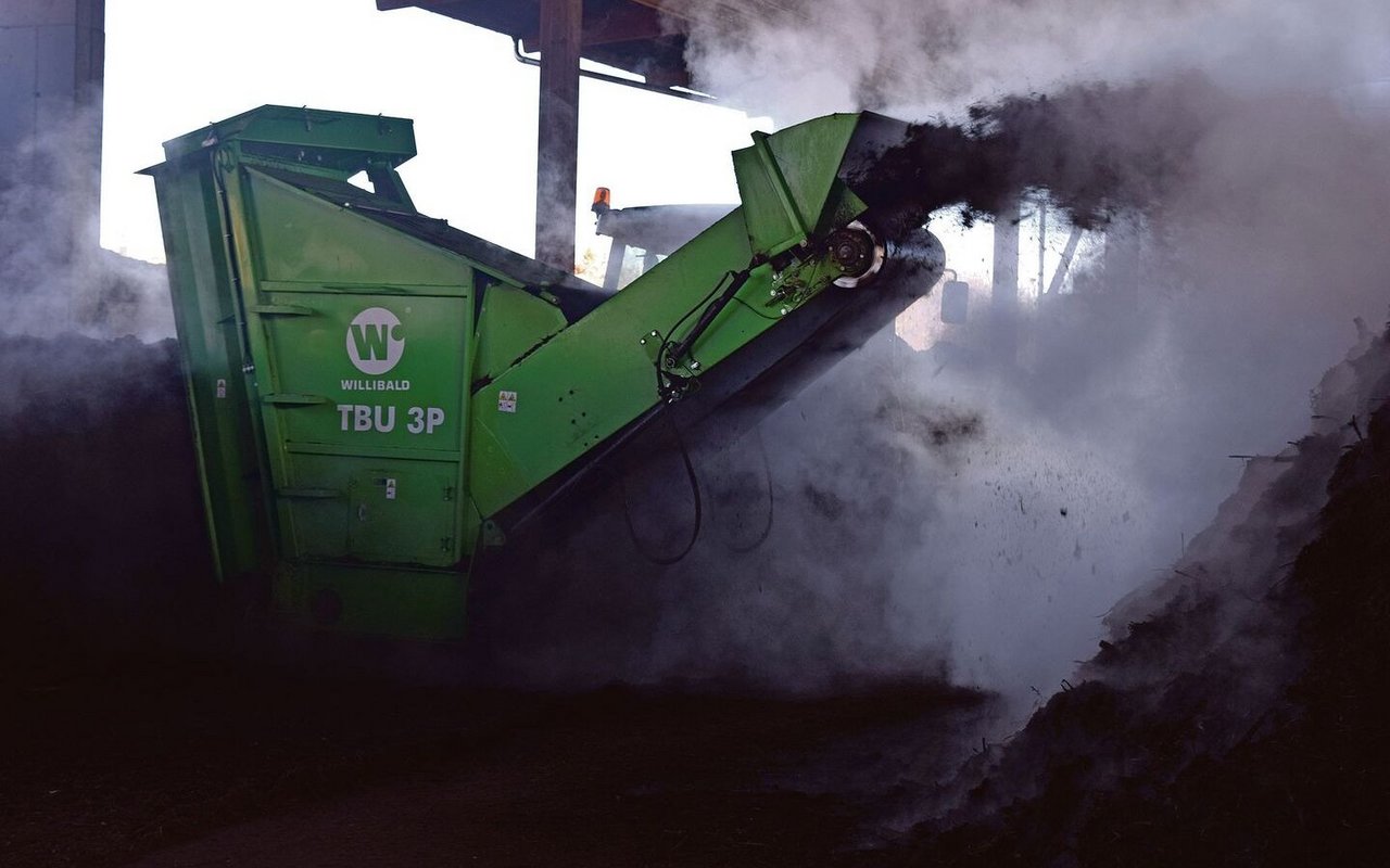 Beim Wenden des Komposts entweichen 15 Grad C. Bis zu fünfzehn Wendevorgänge werden bei Santokom.ch gemacht. Das fördert die Qualität des Komposts.