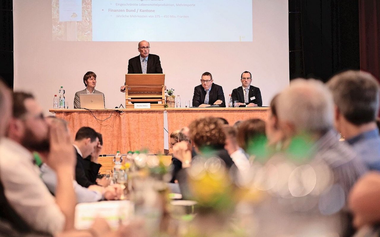 Markus Ritter (am Rednerpult) spricht an der Delegiertenversammlung in Mörschwil zu den angereisten 256 Delegierten sowie zahlreichen Gästen. 