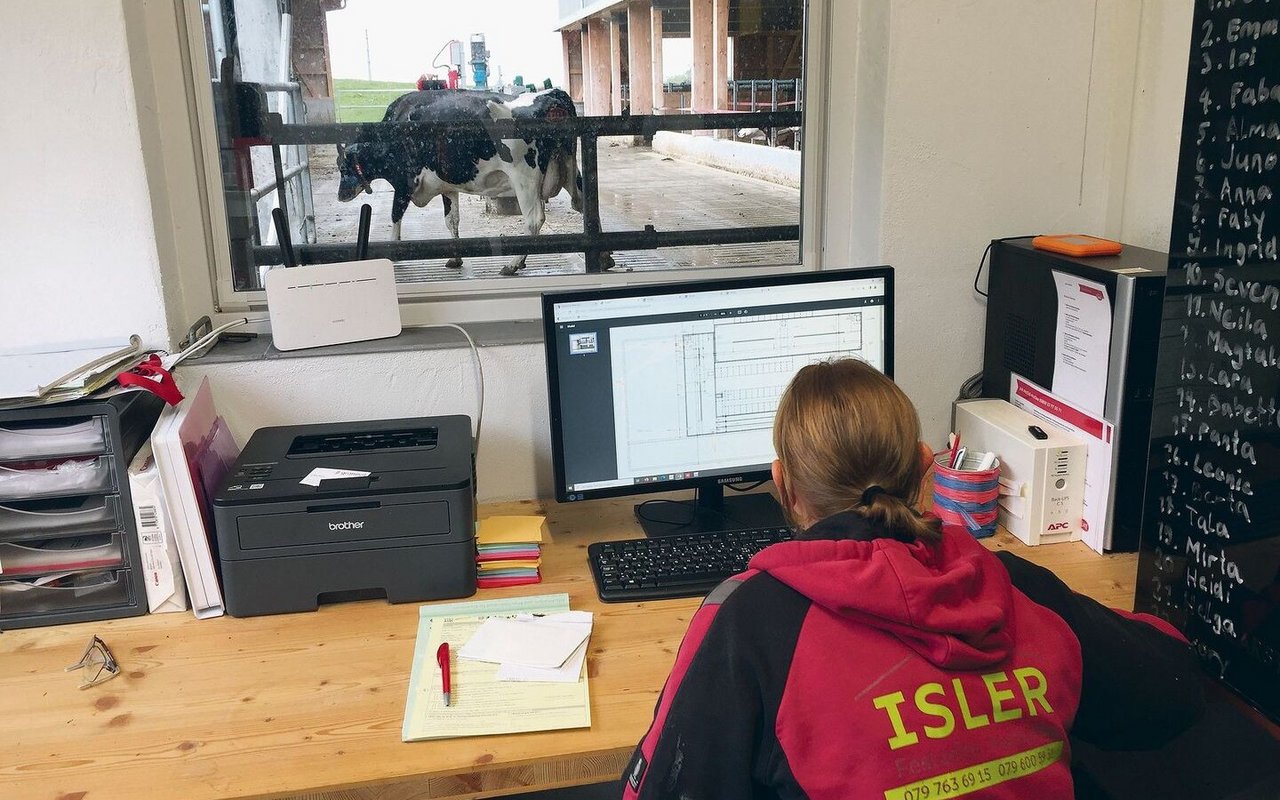 Vom Stallbüro aus hat Astrid Schär den Laufhof im Blick. Details zu jeder Kuh liefert der Computer mit verschiedenen Sensoren. 