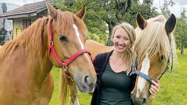 «Tiere liebe ich über alles»: Für die Pferde auf dem Hof in Lyssach BE ist Tierfreundin Hannah Hofer hauptzuständig. Hier posiert sie mit ihrer Stute Beauty und dem «Hofross» Franca.(Bild akr)