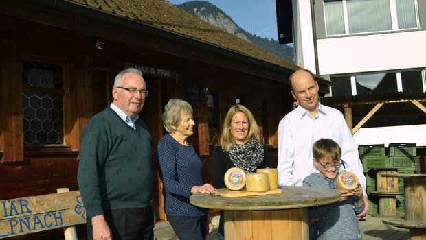 (V.l.n.r.) Oskar und Agnes Flüeler, zusammen mit Martina und Martin Flüeler und Sohn Livio, welche die Käserei heute in vierter Generation führen. (Bild Paul Küchler)