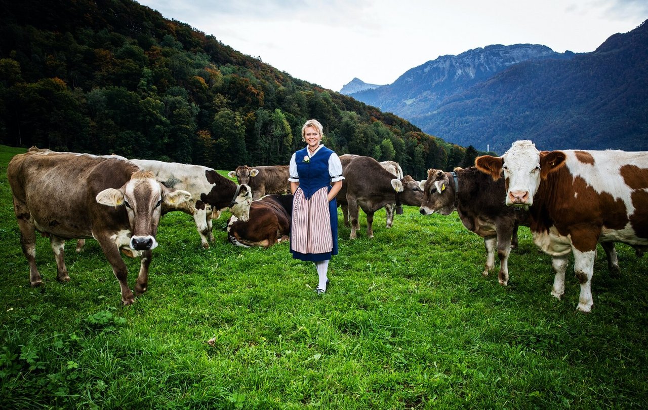 Landfrauenküche 2019 - Brigitte Inderbitzin Foto-Shooting mit Kühen auf der Weide (Bild: SRF/Ueli Christoffel)
