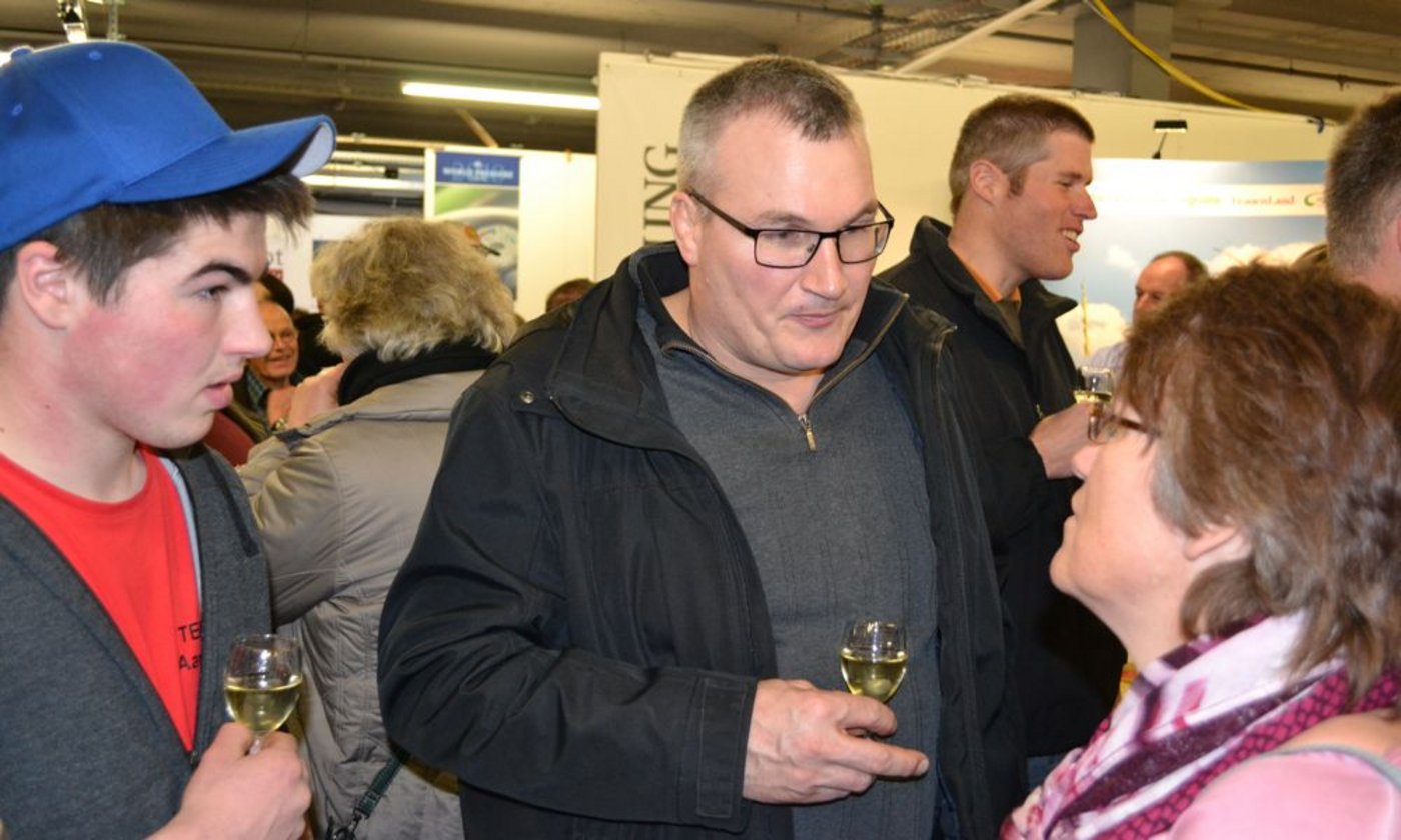 Bäuerin und «Hühnergegacker»-Autorin Beatrice Eichenberger im Gespräch mit Bekannten. (Bild Alois Heinzer)