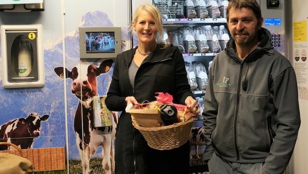 Hansueli Peter überreicht Barbara Abbühl einen Geschenkkorb vom Hof zur Feier des von ihr gezapften 100'000sten Liter «Steffisburger Milch». (Bild Hof Schlafhus)