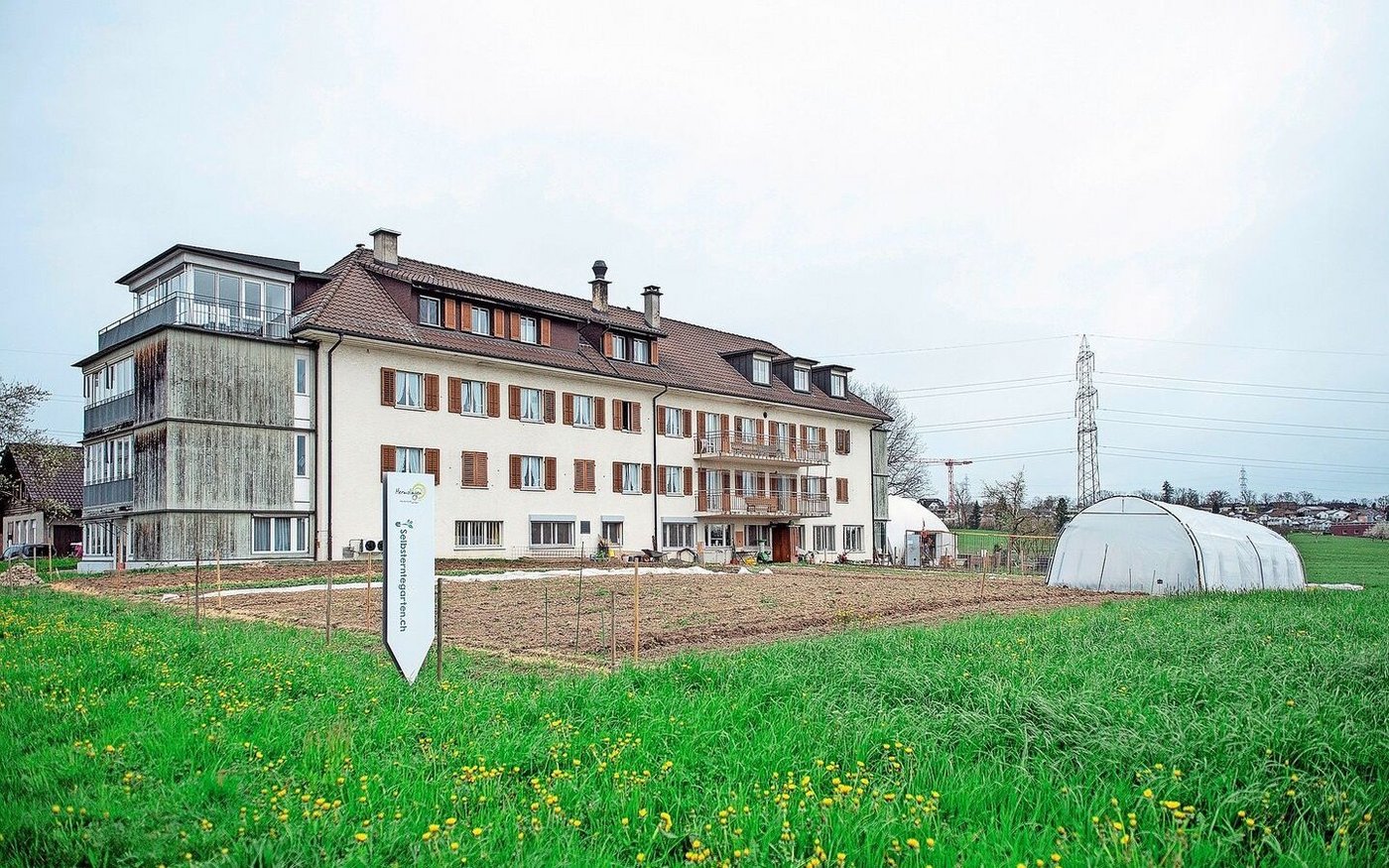 Haus und Hof Hermolingen mit dem neu angelegten Gemüsegarten.