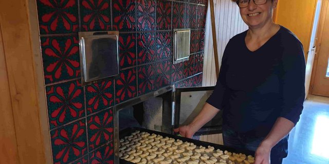 Selbst Delikates wie Guetzli gelingt im Holzofen. Bernadette Barmettler schätzt dabei auch den grossen Backraum.