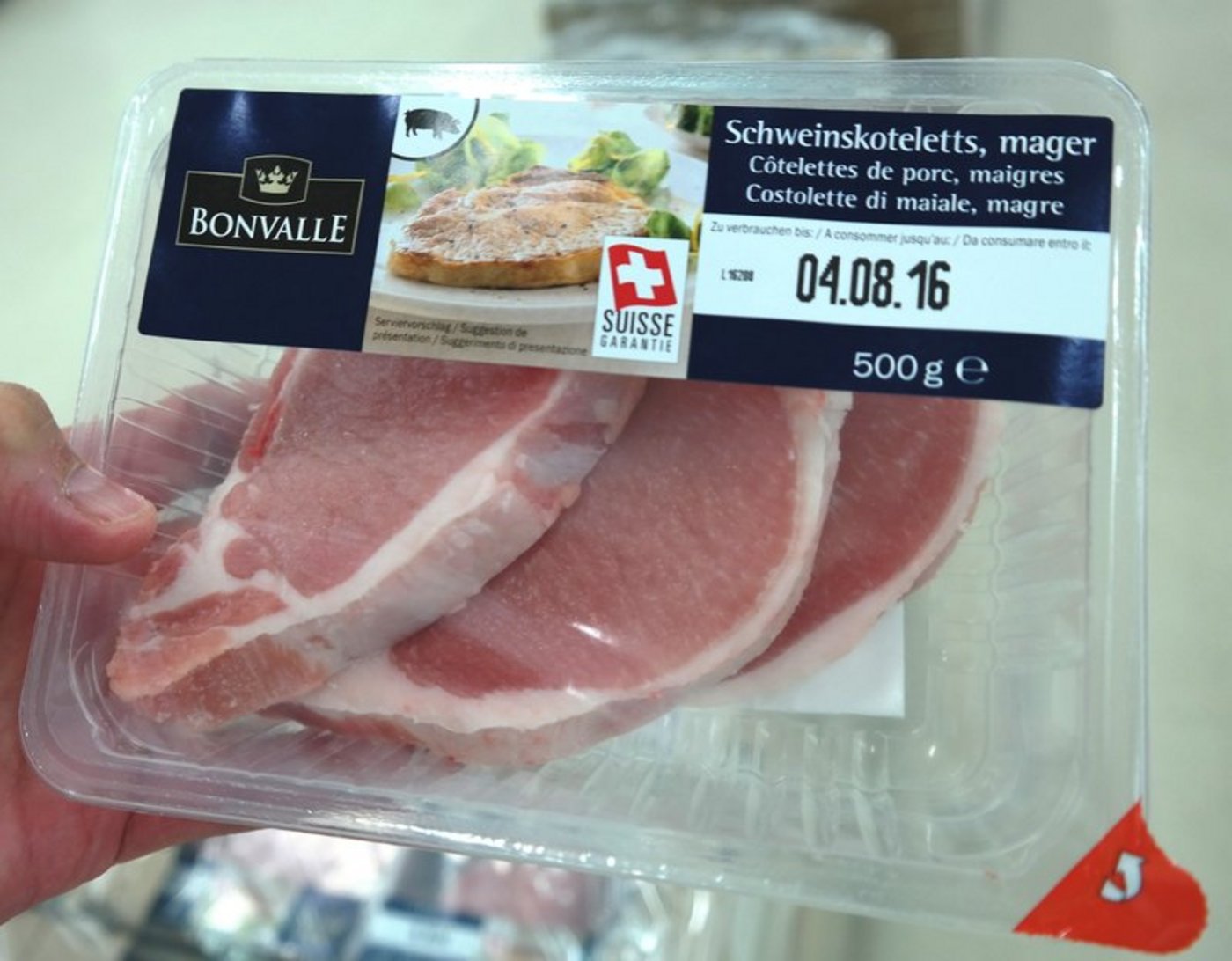 Es geht auch ganz ohne Verpackung: Laut Migros kann man mit dem Tupperware an die Fleischtheke. (Bild BauZ) 