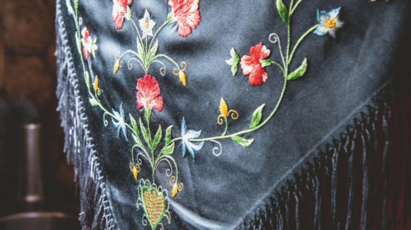 Das bestickte Schultertuch gehört zur Schanfigger Festtagstracht. Das Schanfigg liegt  in der Nähe von Malix. Die Stickerei hat Trachtenstickerin Elsbeth Kurath gefertigt. (Bild Marion Nitsch)