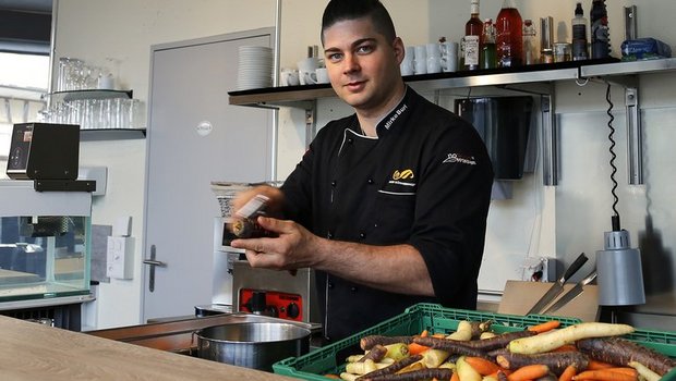 Küchenchef Mirko Buri schält in seinem Restaurant unförmige, zu grosse und zu kleine Karotten. Er bewahrt sie so davor, als Food Waste zu enden. (Bild lid / ji)