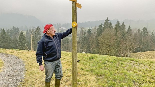 Willi Trüb von der Haselegg, Entlebuch, zeigt auf die Richtungsschilder für den Wanderweg Richtung Schwarzenberg. Nicht wenige Wandernde würden die aber nicht beachten und auf dem Schotterweg links weiterlaufen. 