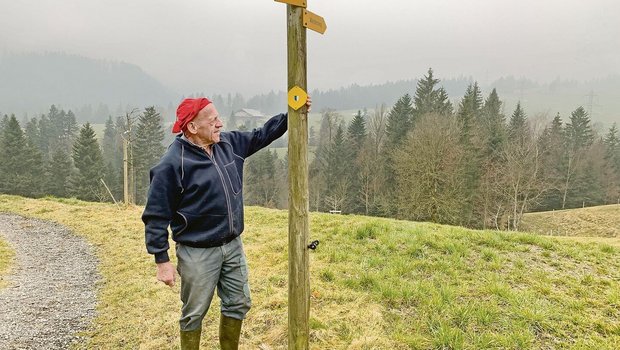 Willi Trüb von der Haselegg, Entlebuch, zeigt auf die Richtungsschilder für den Wanderweg Richtung Schwarzenberg. Nicht wenige Wandernde würden die aber nicht beachten und auf dem Schotterweg links weiterlaufen. 