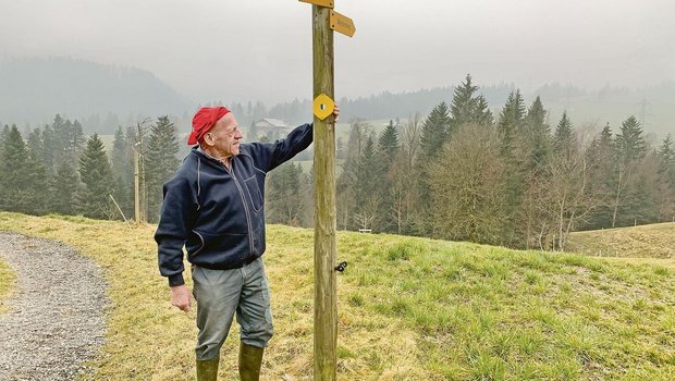 Willi Trüb von der H Willi Trüb von der Haselegg, Entlebuch, zeigt auf die Richtungsschilder für den Wanderweg Richtung Schwarzenberg. Nicht wenige Wandernde würden die aber nicht beachten und auf dem Schotterweg links weiterlaufen.