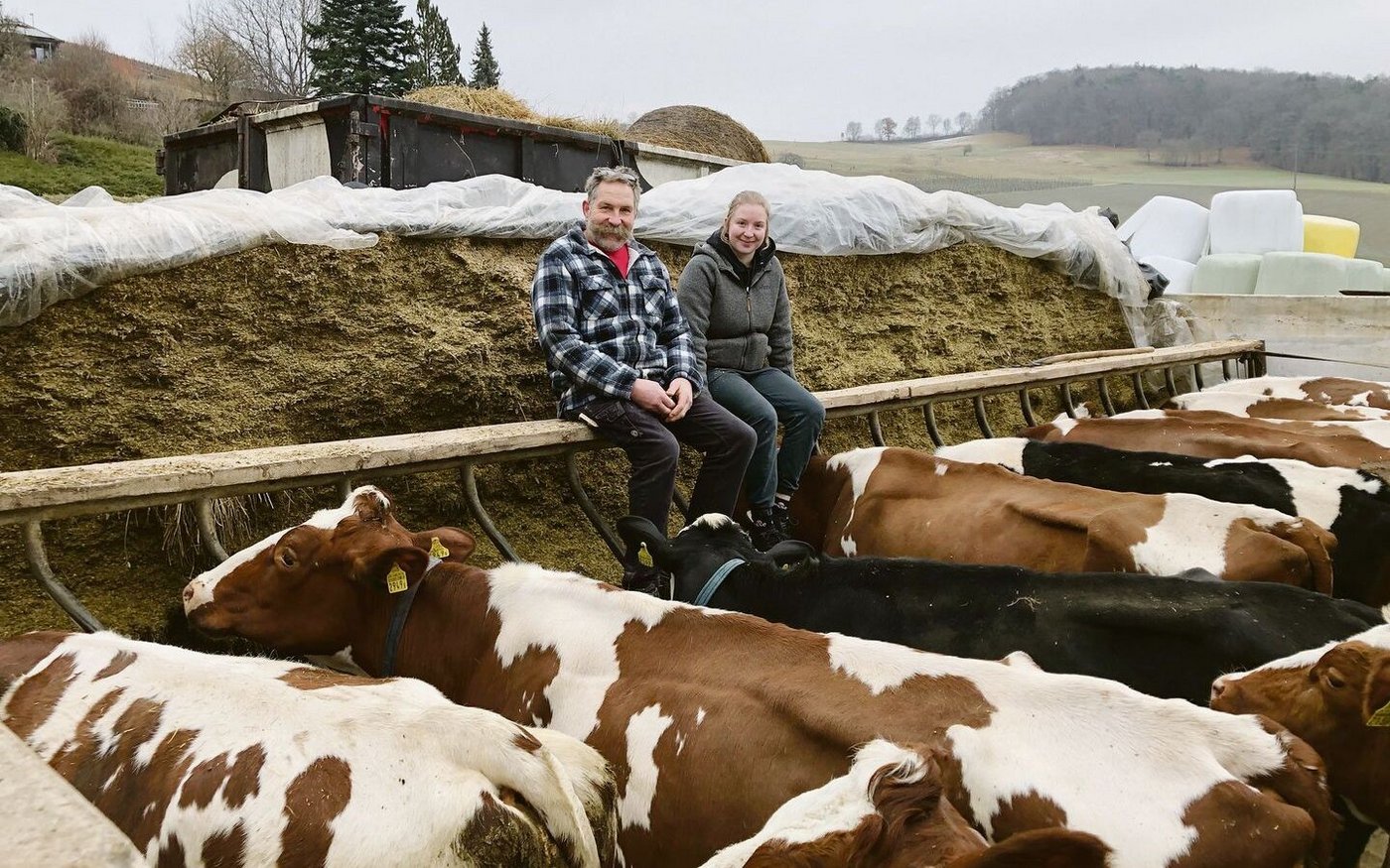 Walter und Sophie Bührer sind von der Fütterung ab Fahrsilo überzeugt: Es spart Zeit und Geld.