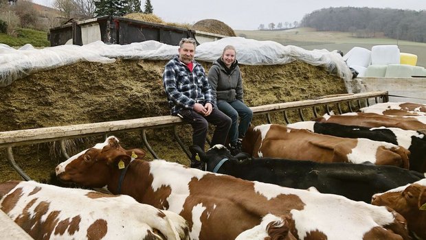 Walter und Sophie Bührer sind von der Fütterung ab Fahrsilo überzeugt: Es spart Zeit und Geld.