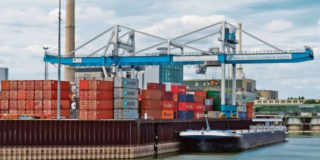 In Koordination mit Privaten kann das Bundesamt für wirtschaftliche Landesversorgung Pflichtlager von Stickstoffdünger freigeben. Dies geschah letzte Woche, weil der Wasserstand des Rheins aktuell niedrig ist und es somit zu Lieferengpässen kam.