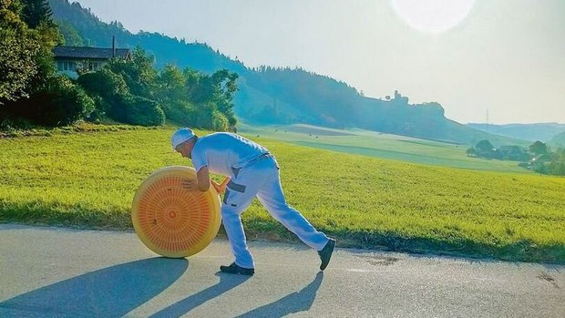 Käsereimeister Christoph Glauser trainierte fleissig, damit das Rollen des Emmentalers ohne Umkippen klappt.
