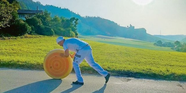 Käsereimeister Christoph Glauser trainierte fleissig, damit das Rollen des Emmentalers ohne Umkippen klappt.  