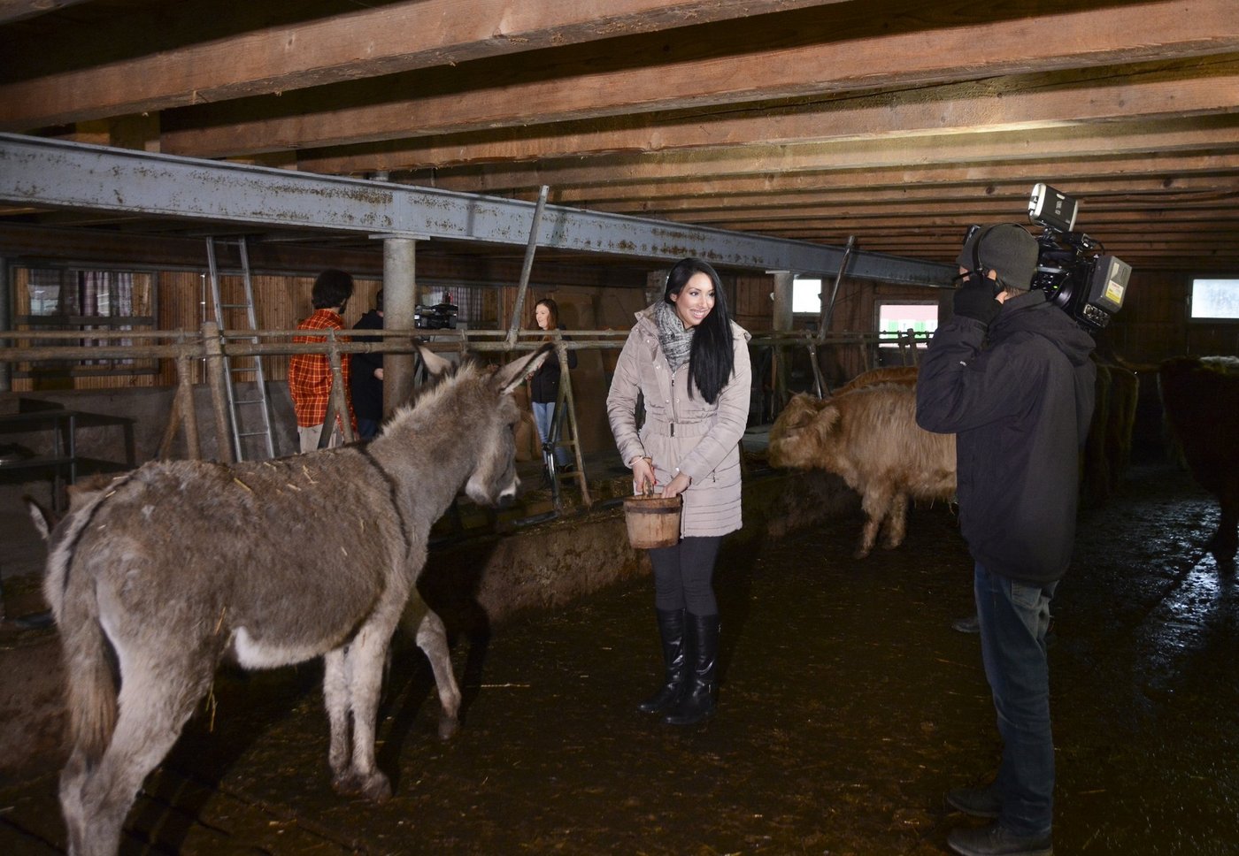 Miss Earth-Kandidatin Wiam sieht sich beim Videodreh vielen Herausforderungen gegenüber: Den Text korrekt wiedergeben, mit den Tieren zurechtkommen und dabei auch noch gut aussehen. (Bild Andrea Gysin)