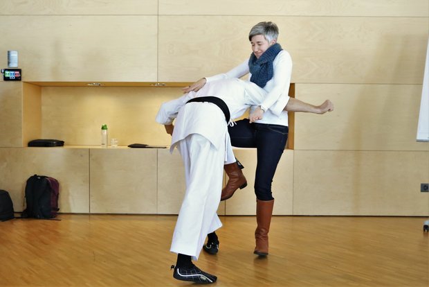Da tut es weh: Silvia Bohl geht mit Karateka René Dalbert nicht zimperlich um. (Bilder Reto Betschart)