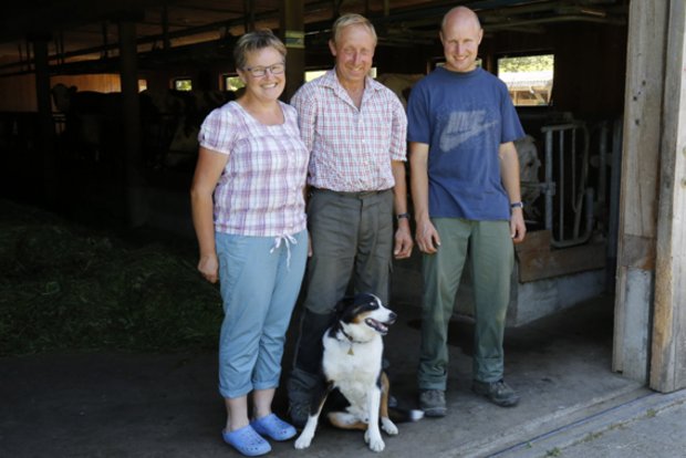 Trudi, Ueli und Simon Siegenthaler (r.) mit Hund Max. (Bilder kl)