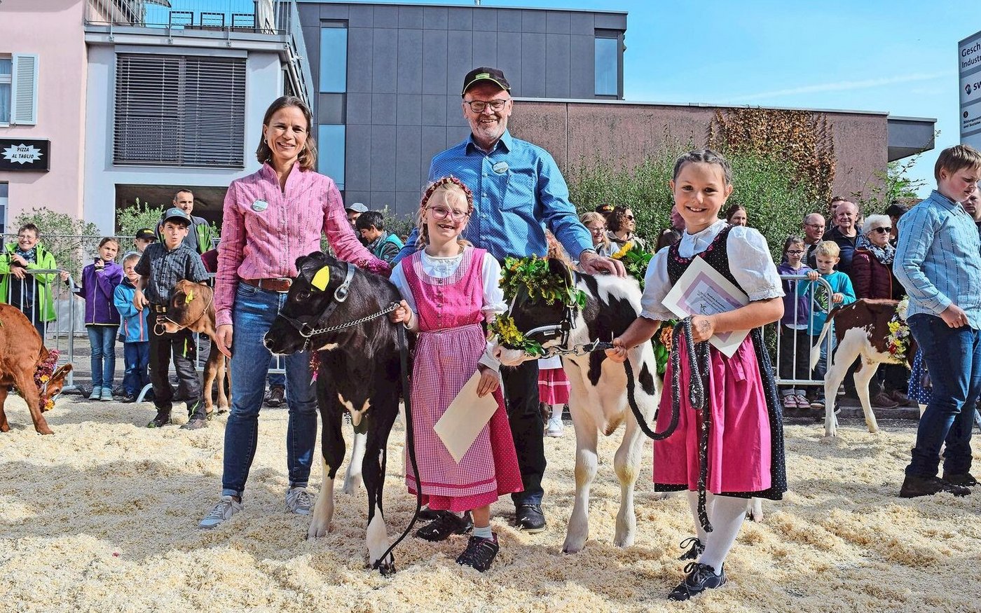 Selina Hug (links) hielt die originellste Präsentation am Kälberwettbewerb. Das am schönsten geschmückte Kalb gehörte Marlie Schefer (rechts). 