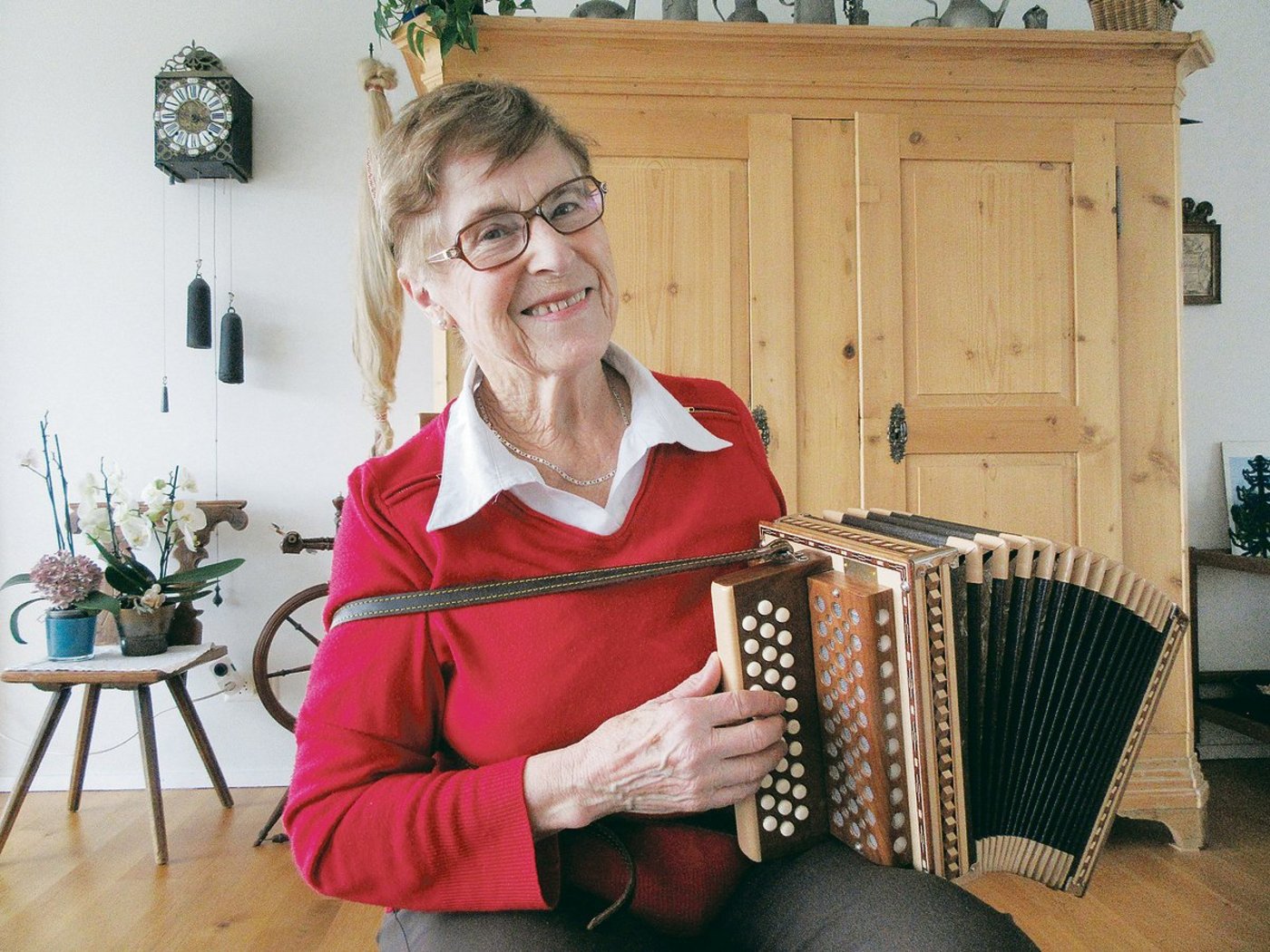 Martha Weber und ihr Örgeli: Sie ist konzentriert und spielt meistens auswendig. Noten braucht sie nur zum Erarbeiten von neuen Stücken.(Bild Margreth Rinderknecht)